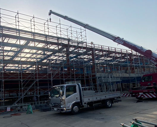 解体工事用足場の施工