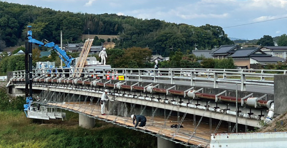 道路整備・橋梁補修工事での足場施工